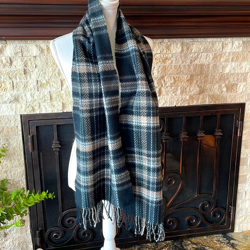 Black, tan and white scarf 🧣